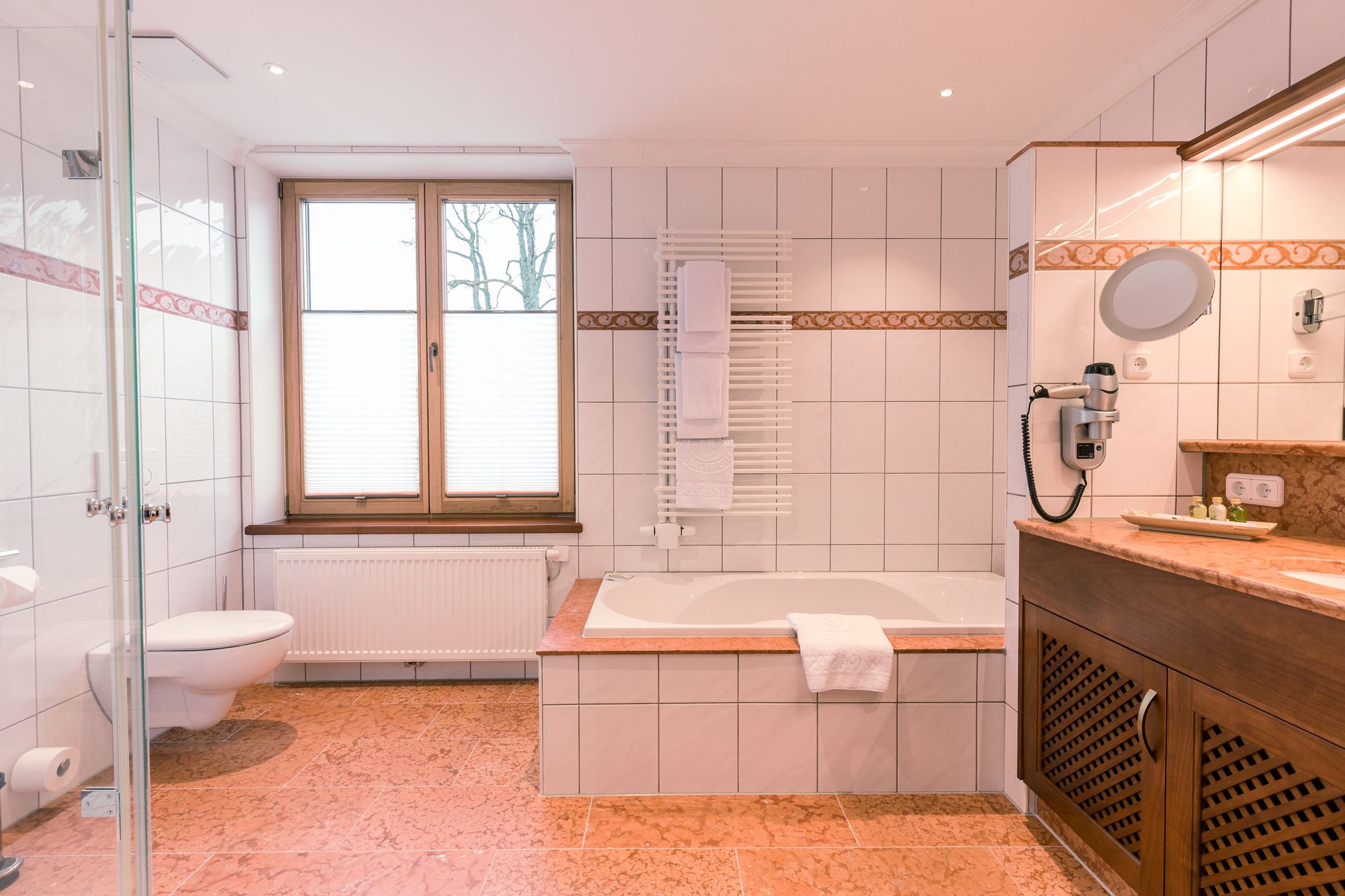 Фото Hotel & Gaststätte zum Erdinger Weißbräu