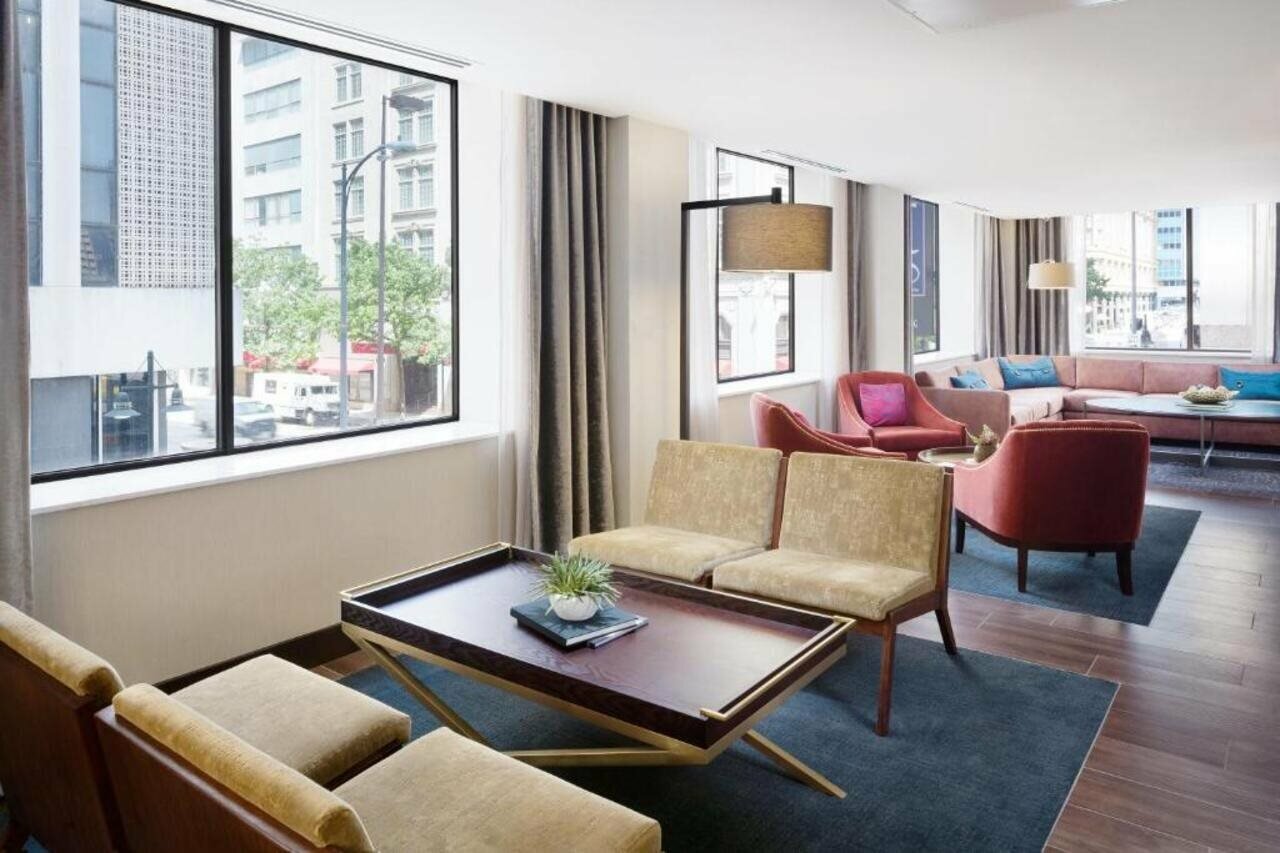 Фото Hampton Inn & Suites Dallas Downtown