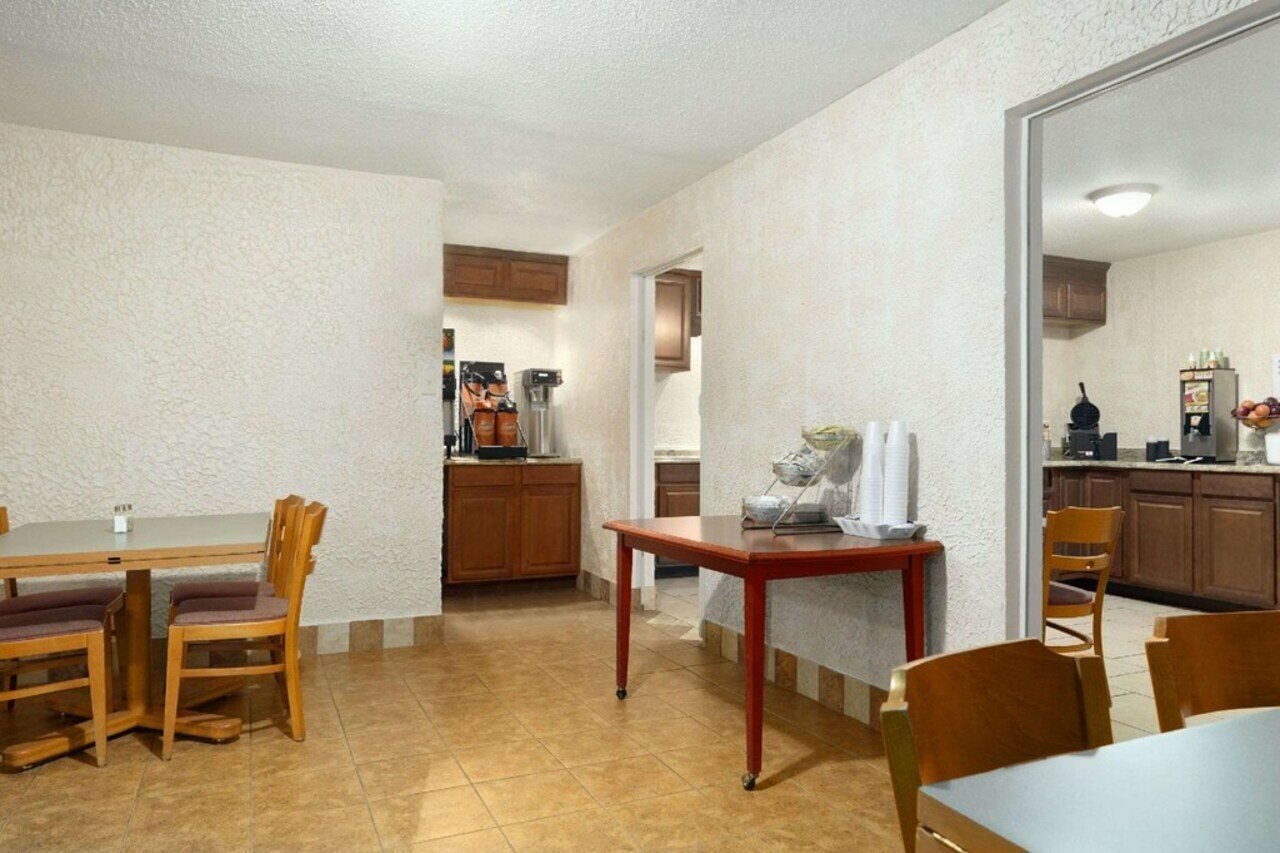 Фото Days Inn by Wyndham Brunswick/St. Simons Area