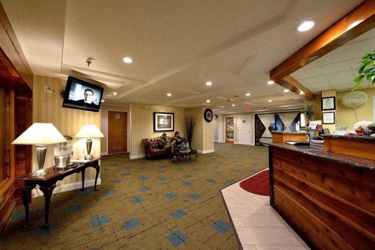 Фото Ambassador Inn & Suites