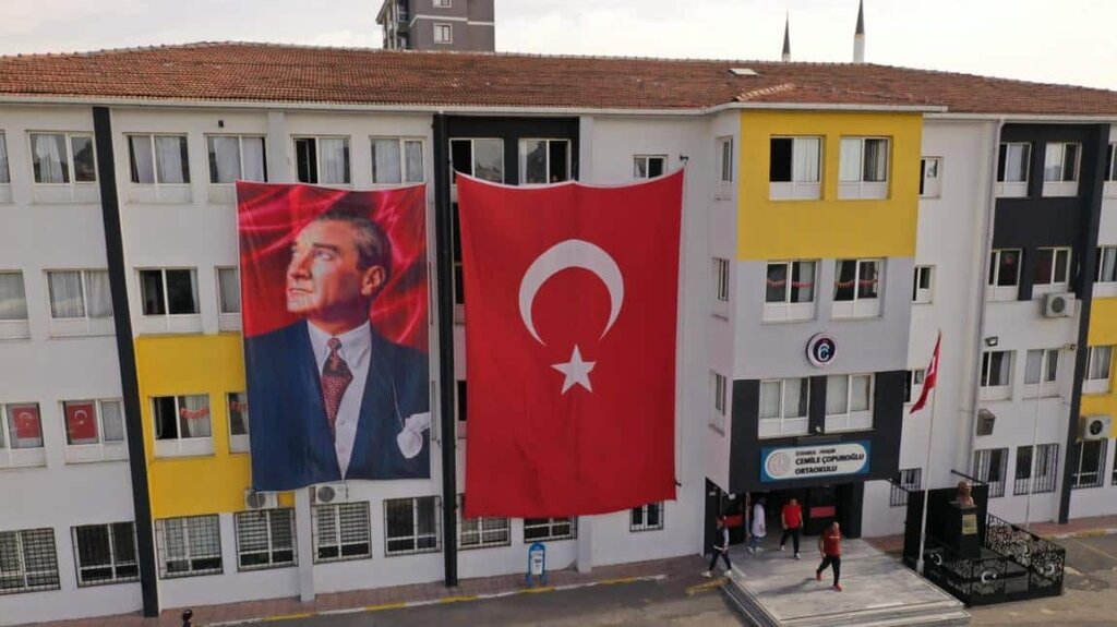 School Cemil Çopuroğlu Middle School, Istanbul, photo