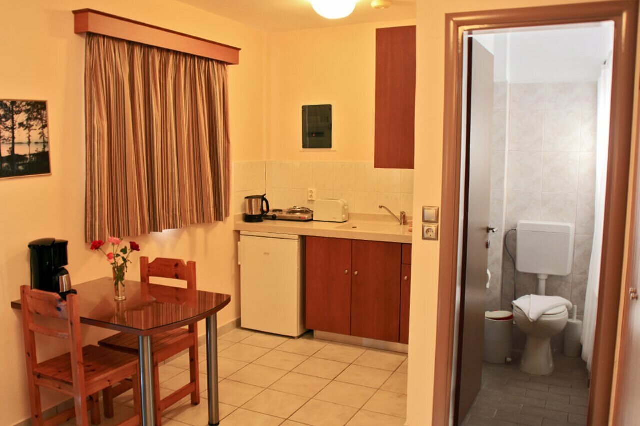 Фото Sandy's Studios Apartments & Log Villas