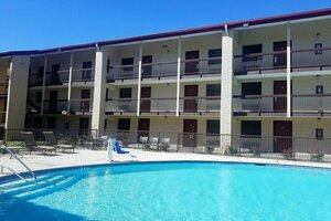 Гостиница Red Roof Inn & Suites Houston - Hobby Airport
