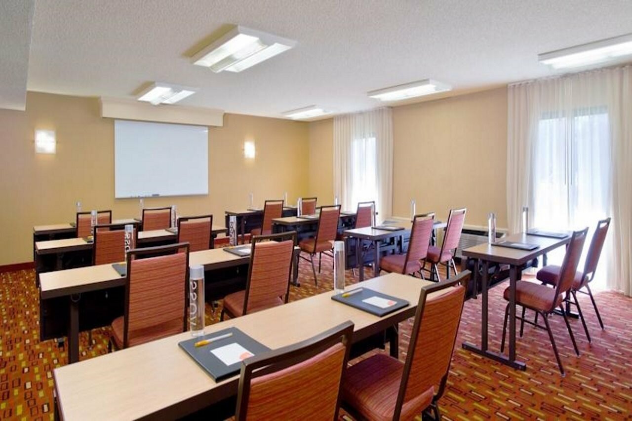 Фото Courtyard by Marriott Fresno