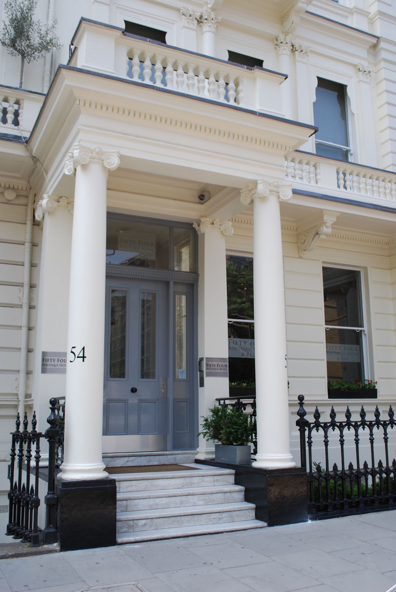 Фото 54 Queens Gate Hotel