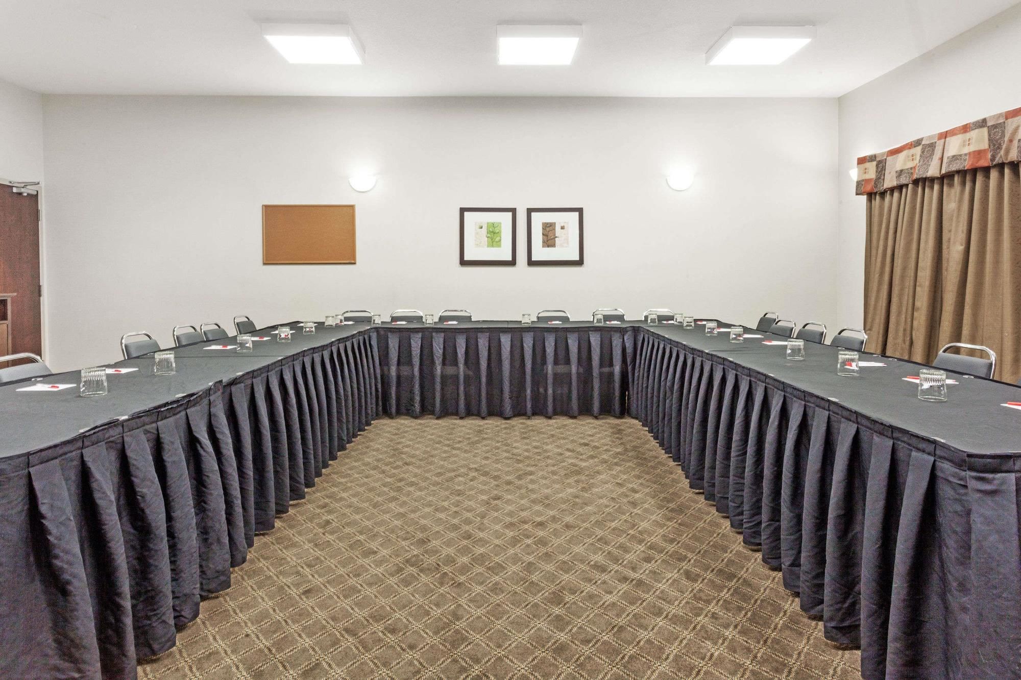 Фото Ramada by Wyndham Drayton Valley