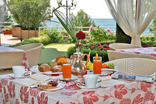 Внешний вид отеля Hotel Kriss Internazionale в Бардолино, фото 3