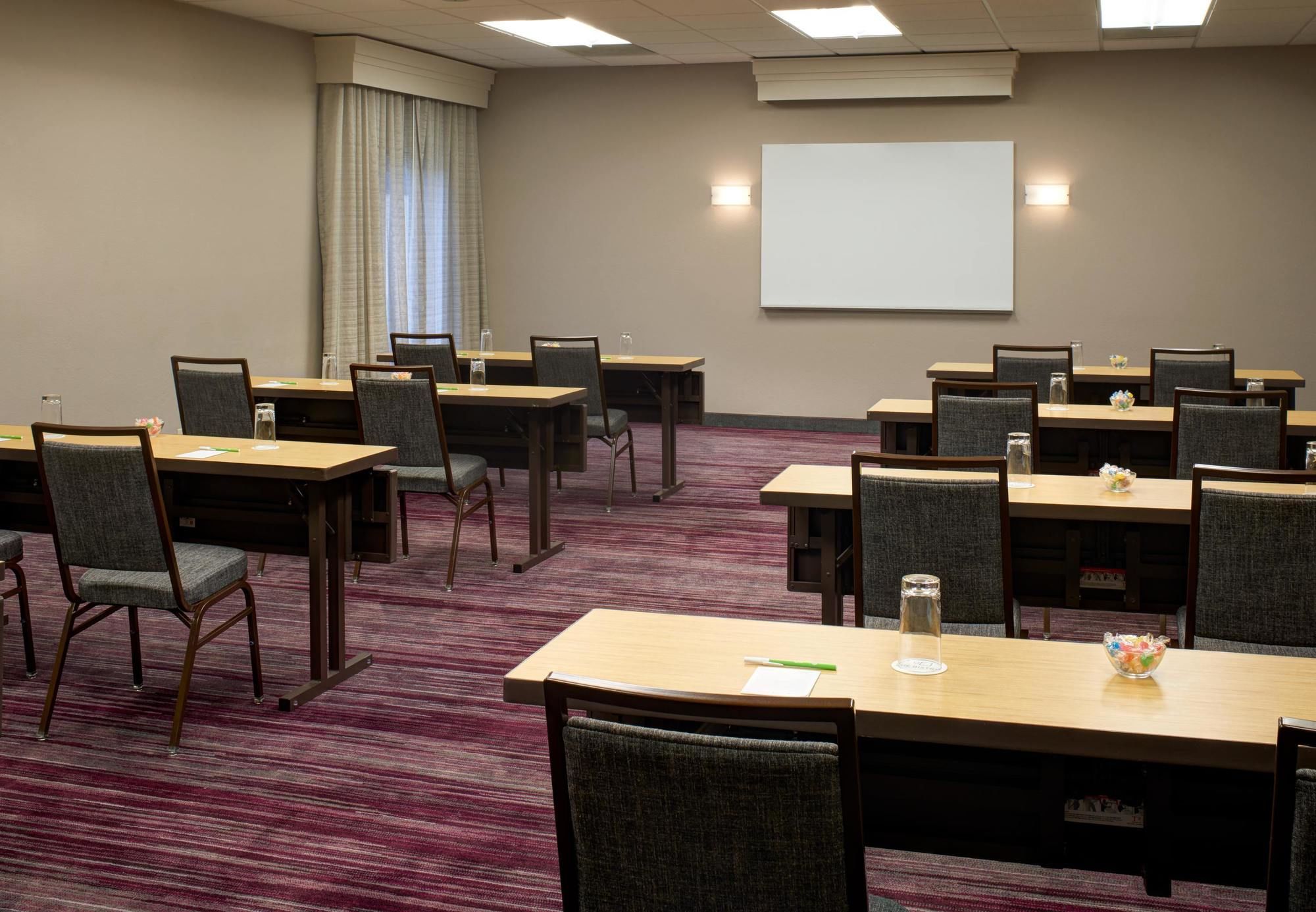 Фото Courtyard by Marriott Des Moines West Clive