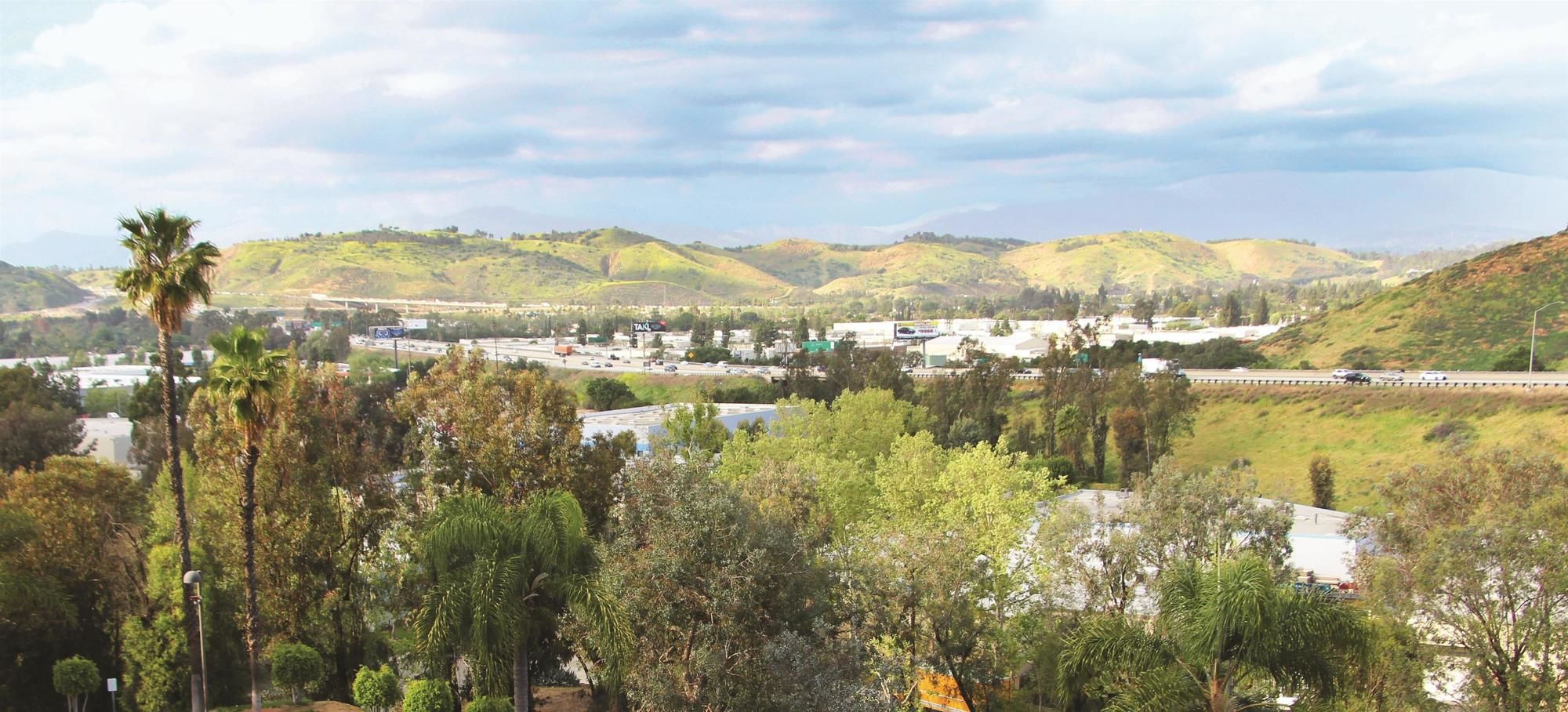 Фото La Quinta Inn & Suites by Wyndham Pomona