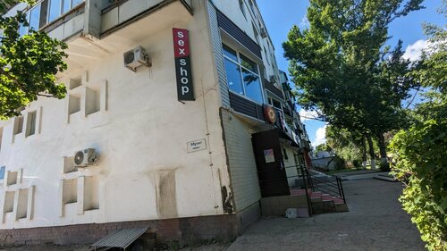 Стюардесса ұшақта порно фильмде колготки арқылы трахает алады.