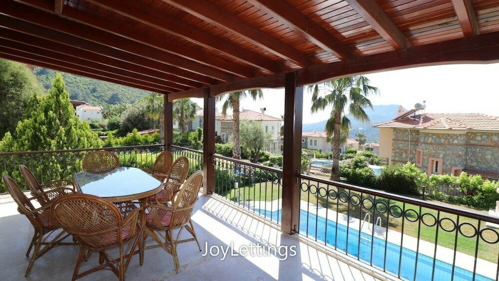 Фото Villa Th18 by JoyLettings