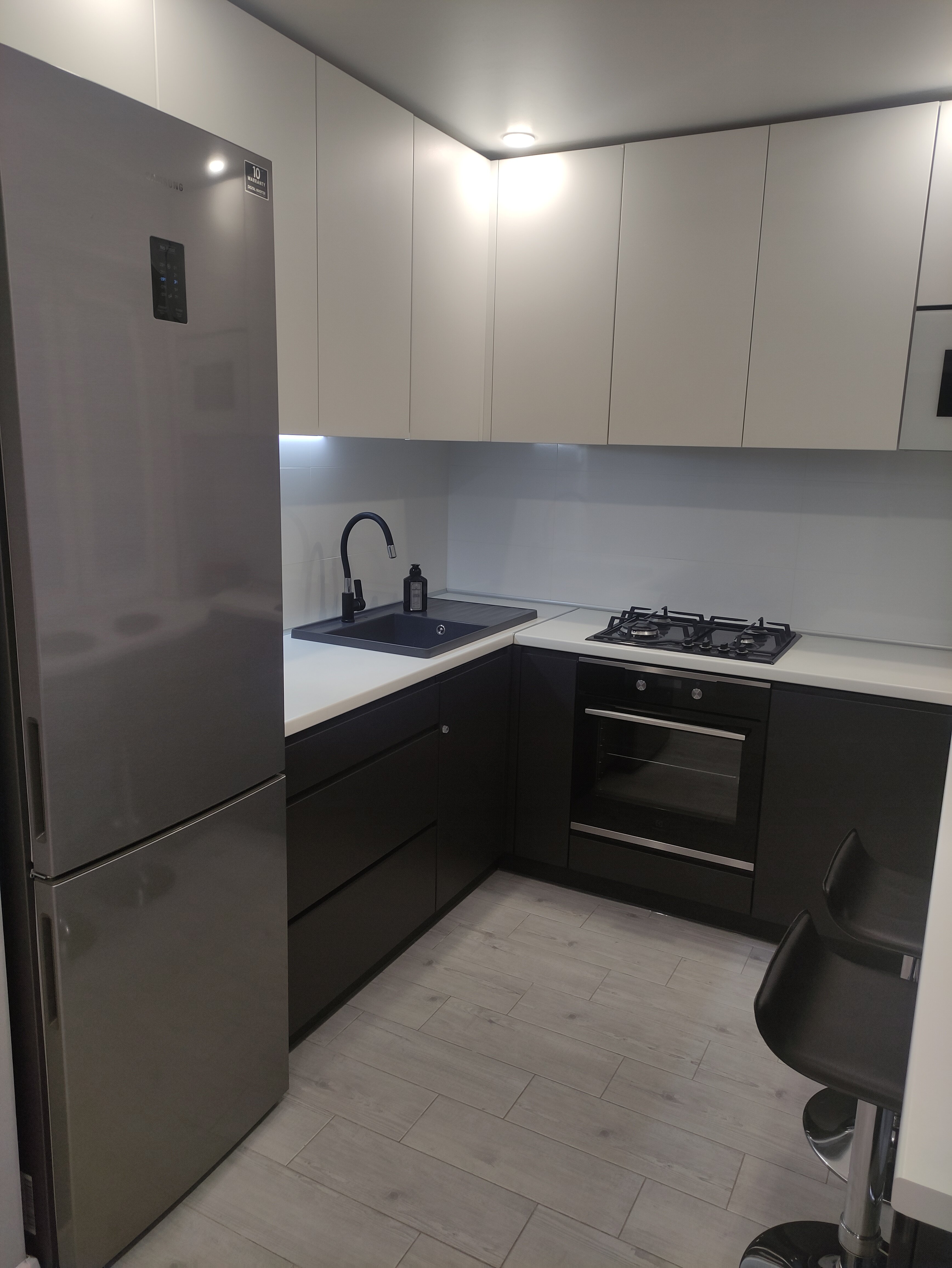 Фото Двухкомнатная квартира у площади