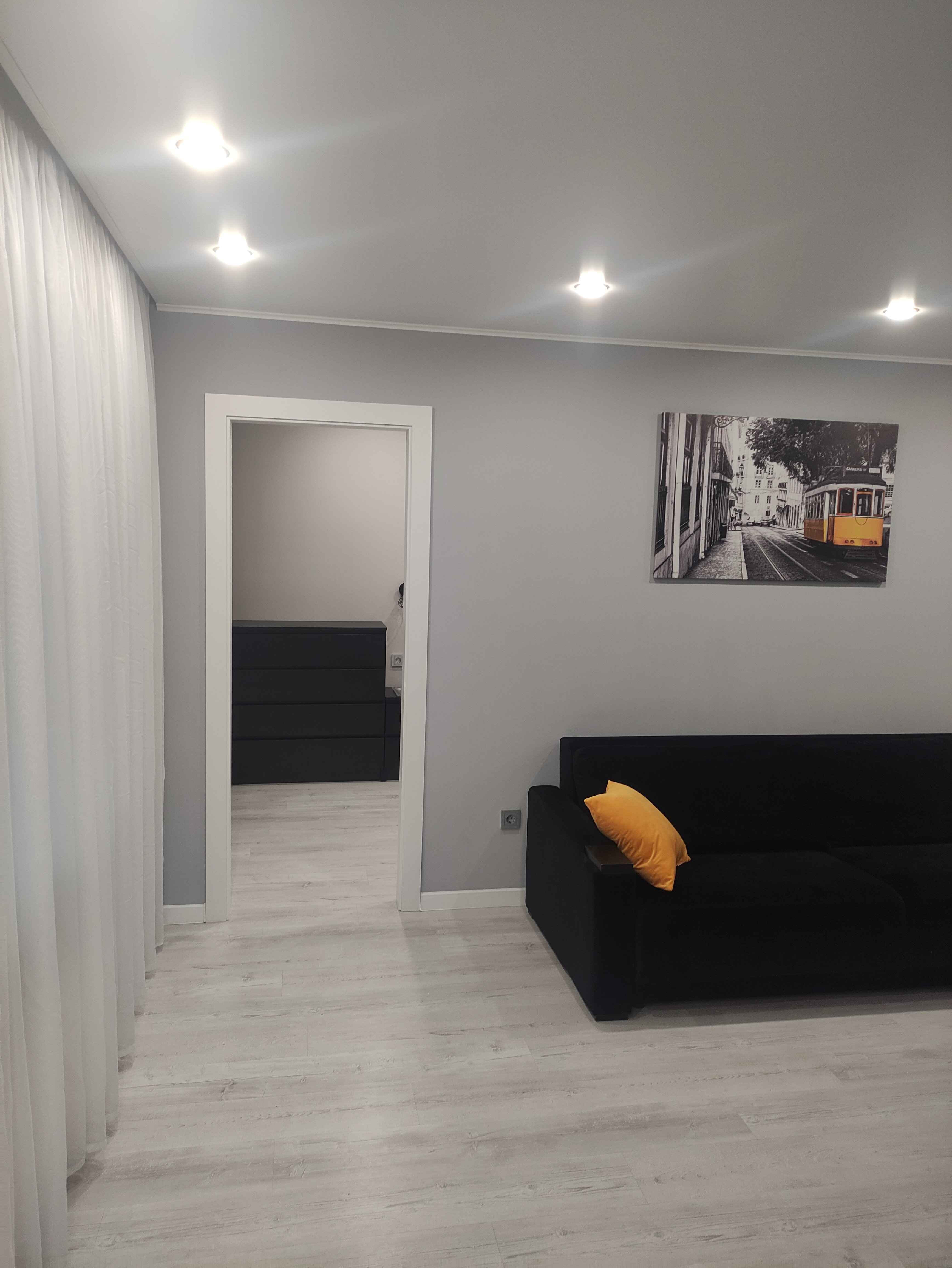 Фото Двухкомнатная квартира у площади