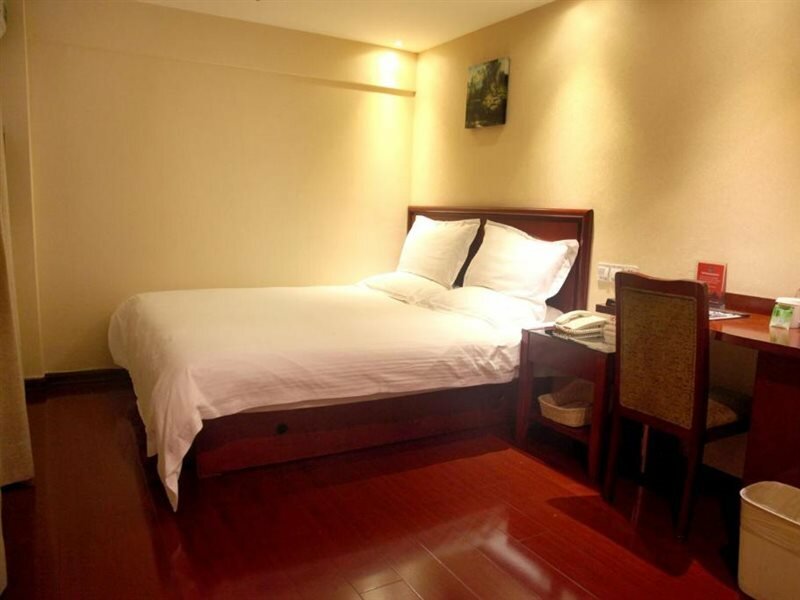 Фото GreenTree Guiyang Shifu Court Street Hotel