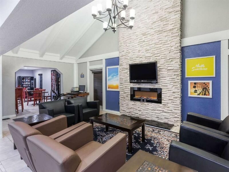 Фото Days Inn by Wyndham College Park Airport Best Road