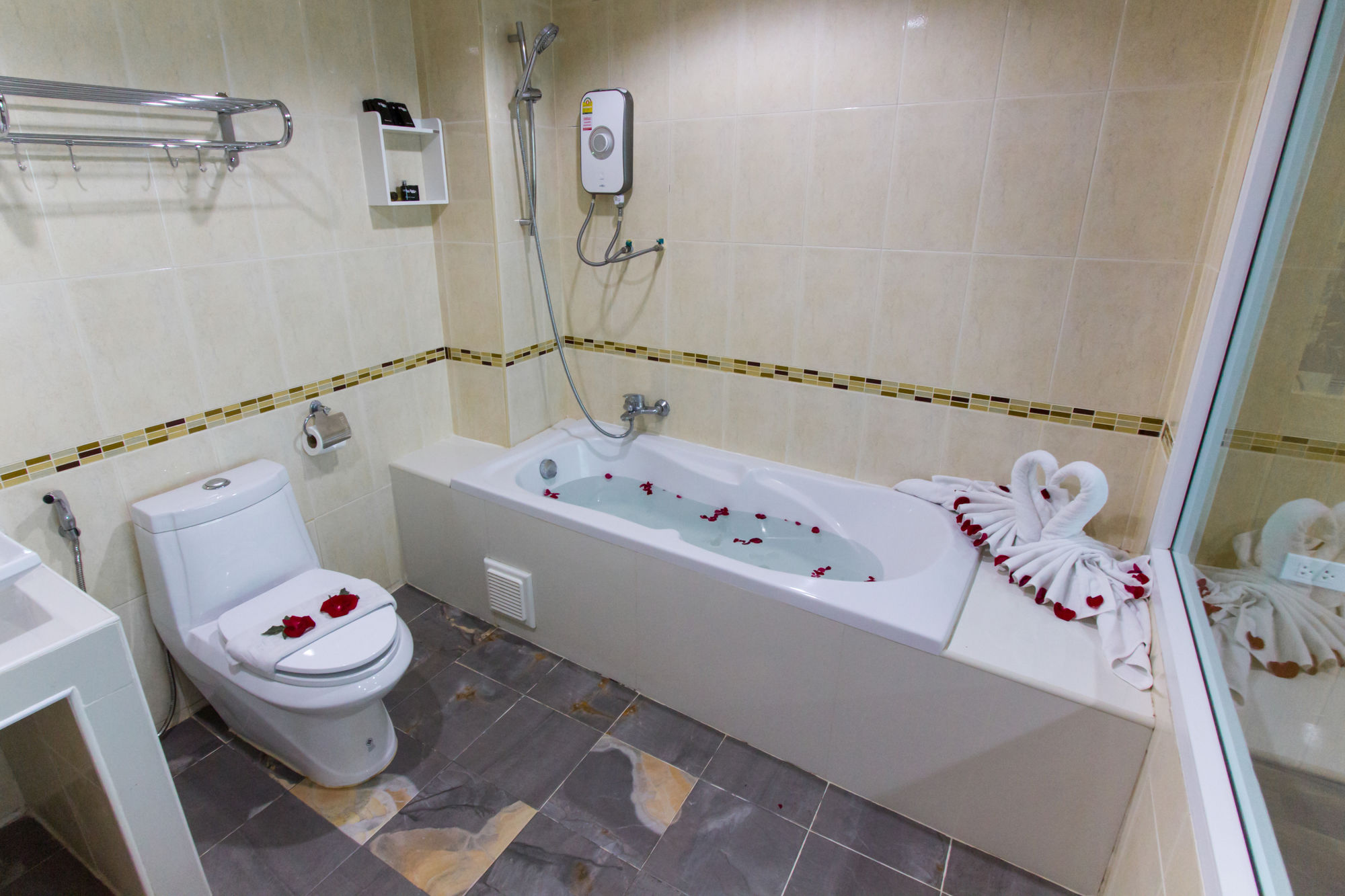 Фото The Beach Front Resort Pattaya