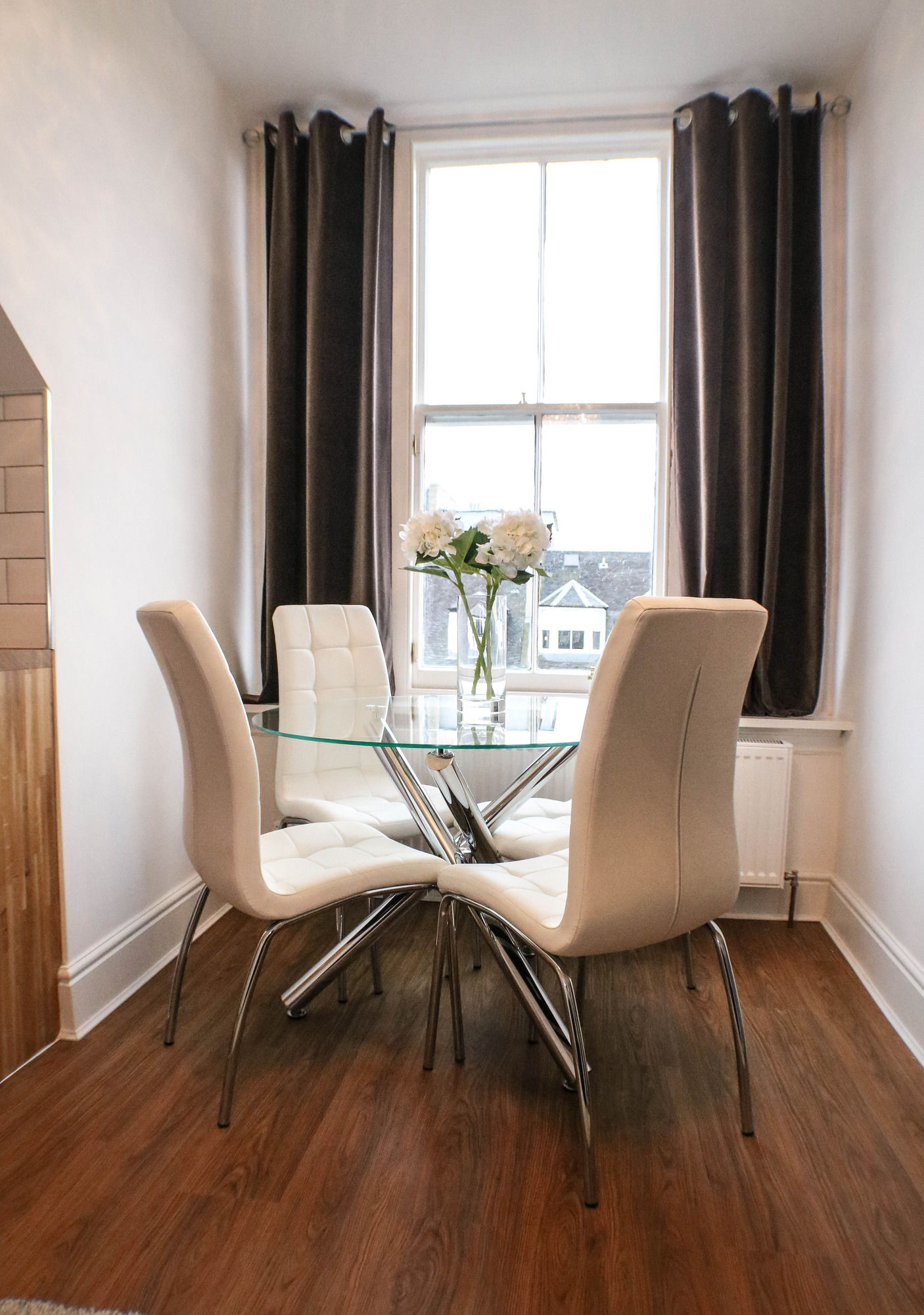 Фото Edinburgh Castle Apartments and Suites