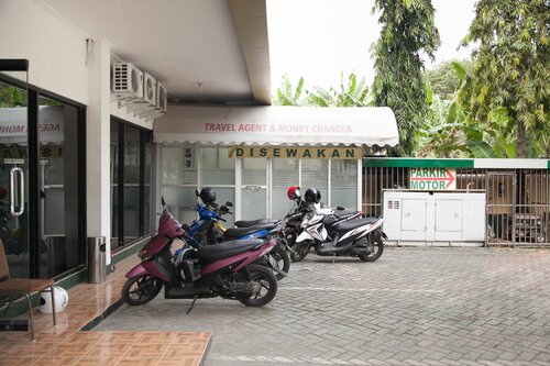 Гостиница RedDoorz near Juanda International Airport