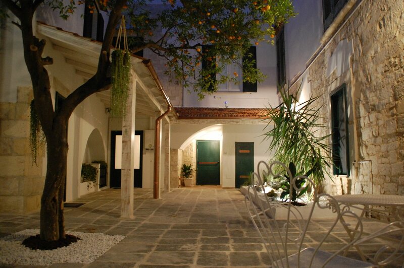 Гостиница Palazzo Bianchi Domus Holidays в Трани