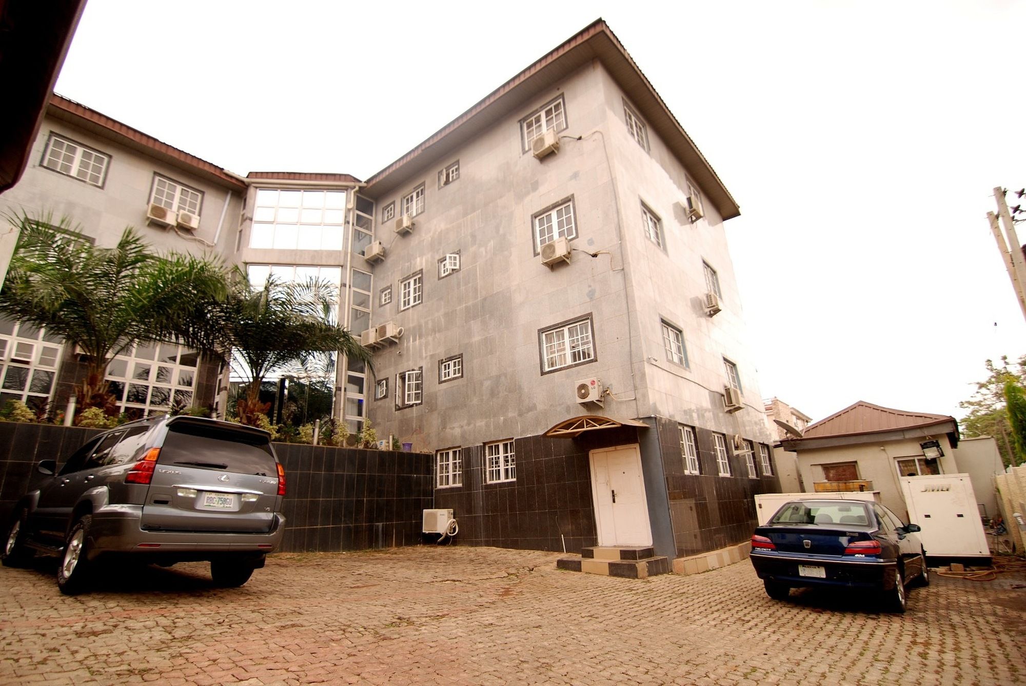 Фото Silverland Hotel and Suites