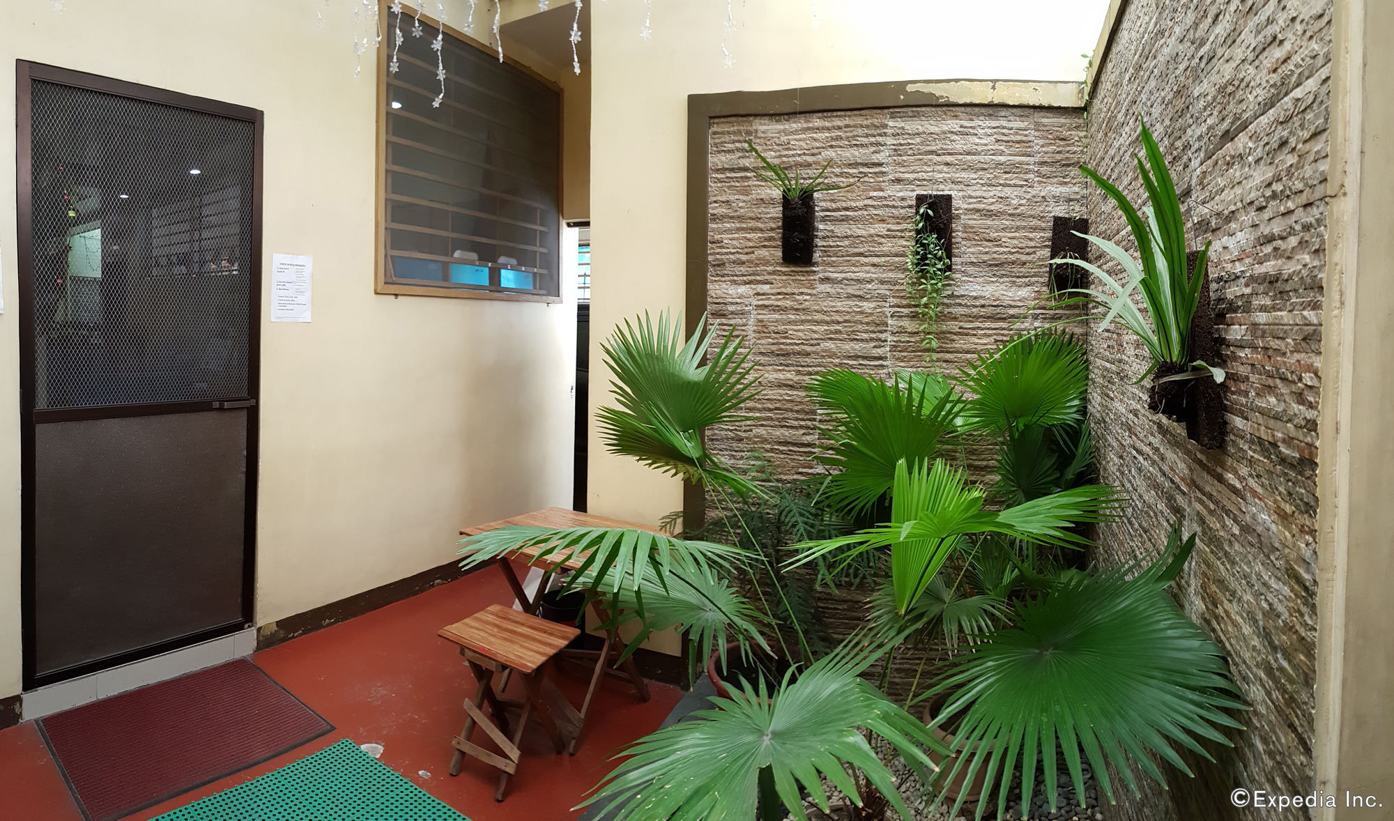 Фото Crossroads Hostel Manila