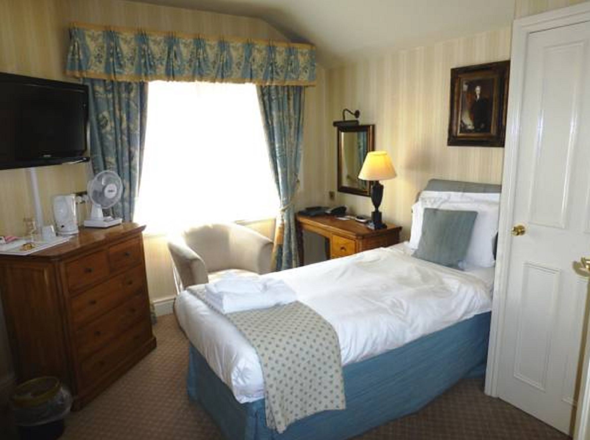 Фото The Bear Hotel