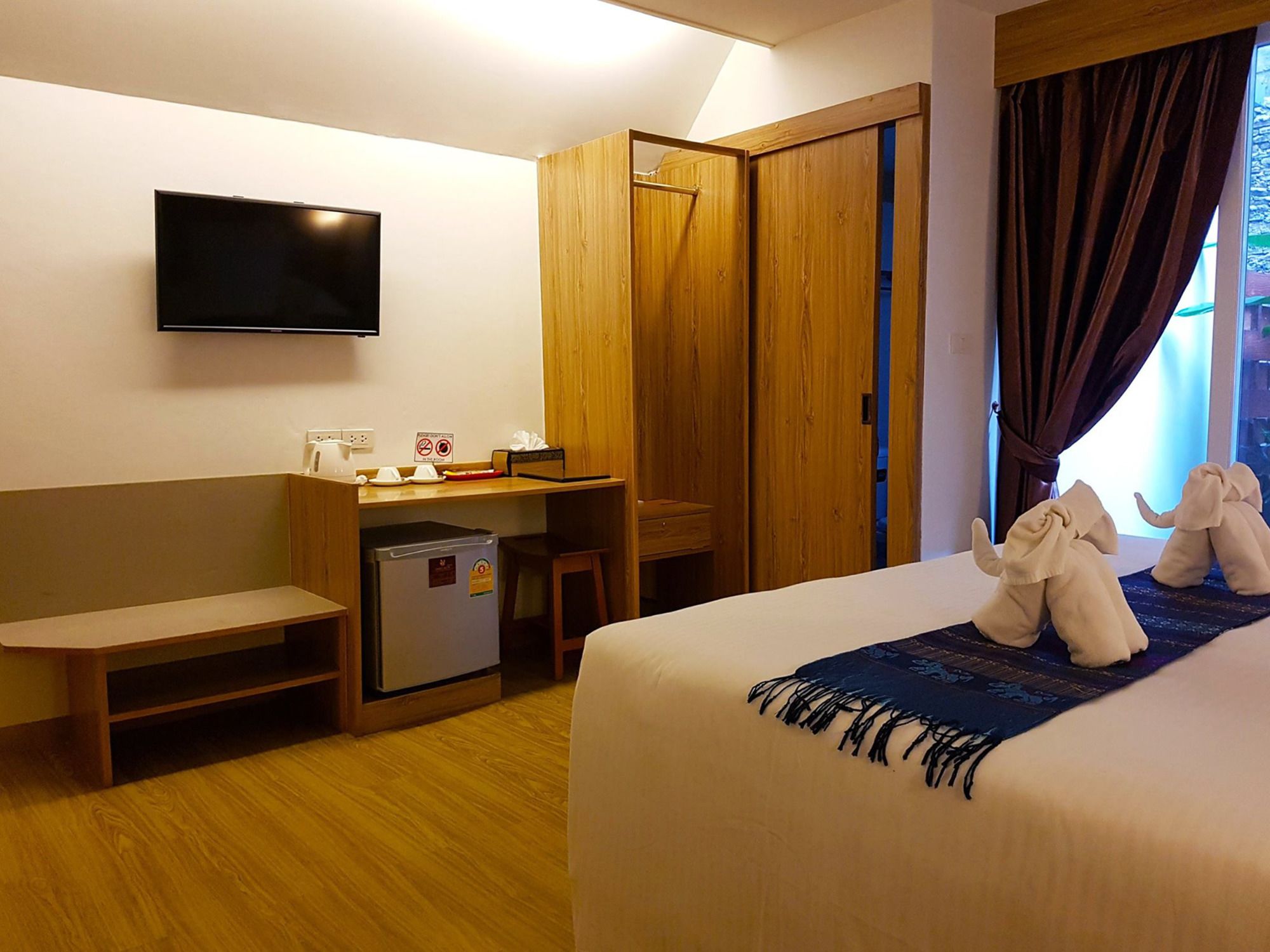 Фото DinsoMon Hotel