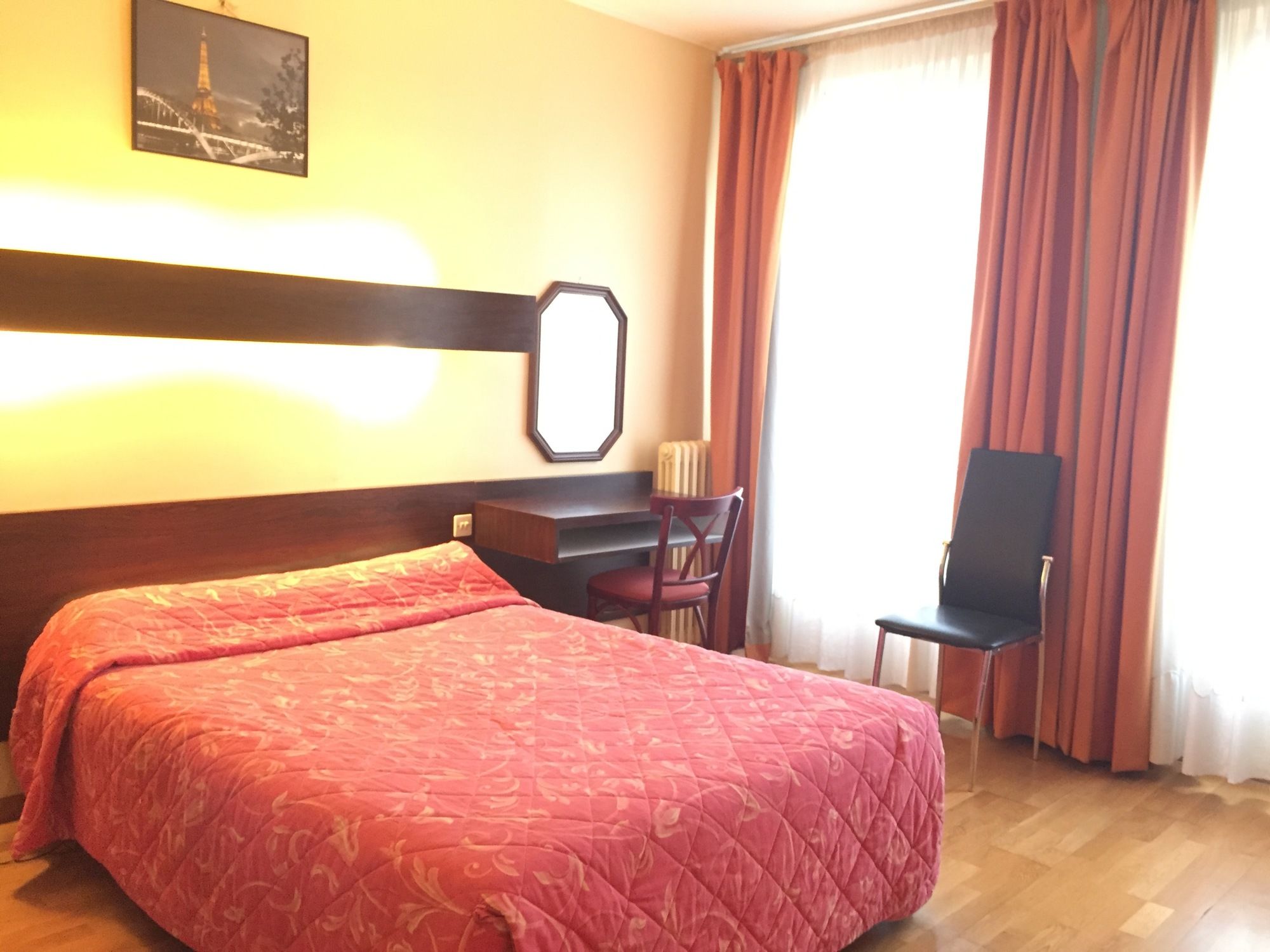 Фото Hôtel des Pyrénées