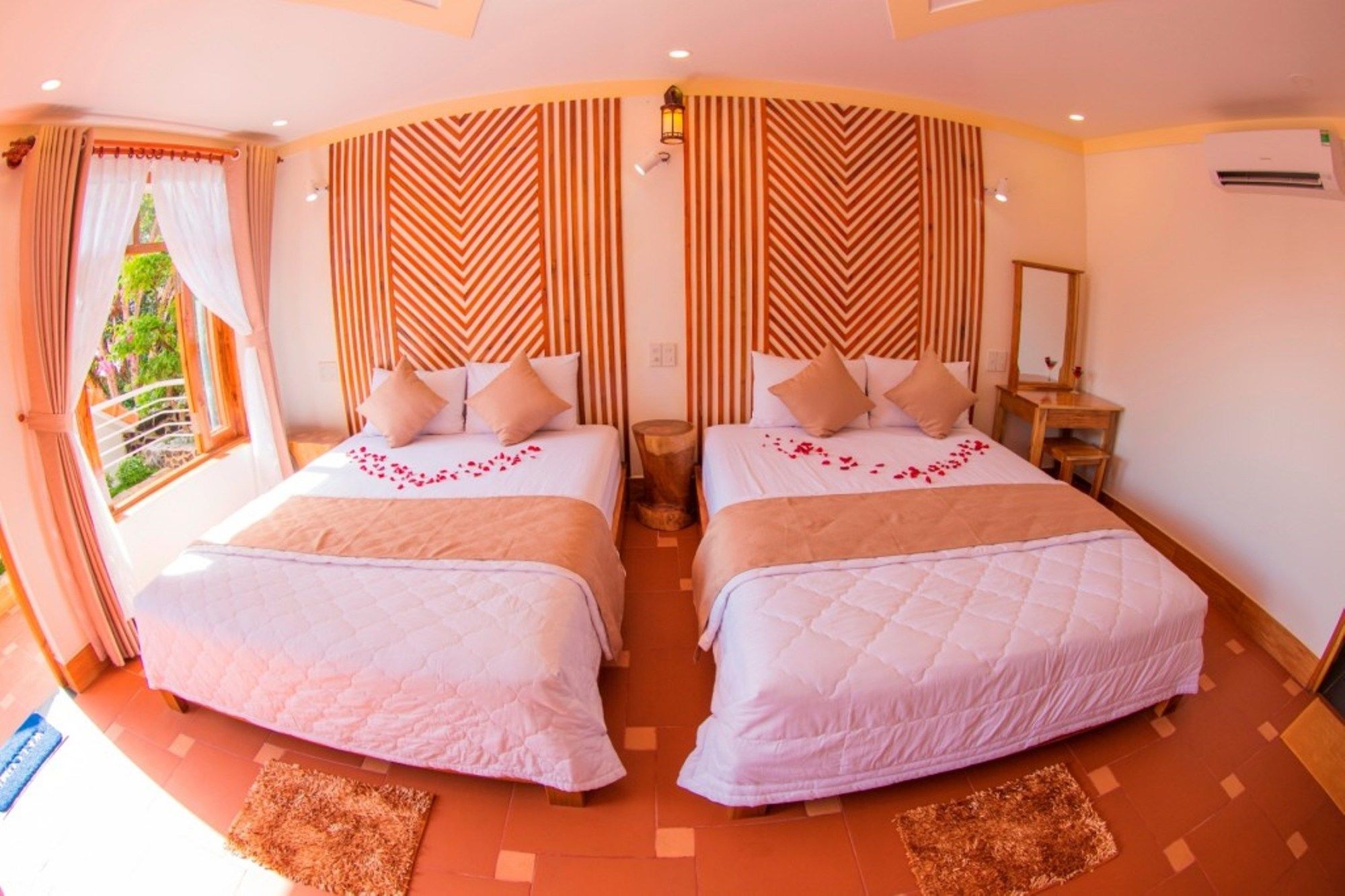 Фото Little Garden Bungalow