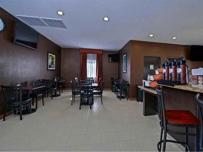 Фото Americas Best Value Inn & Suites Cuero