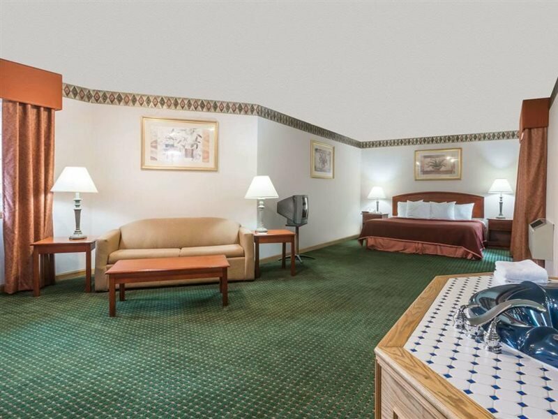 Фото Howard Johnson by Wyndham Lenox