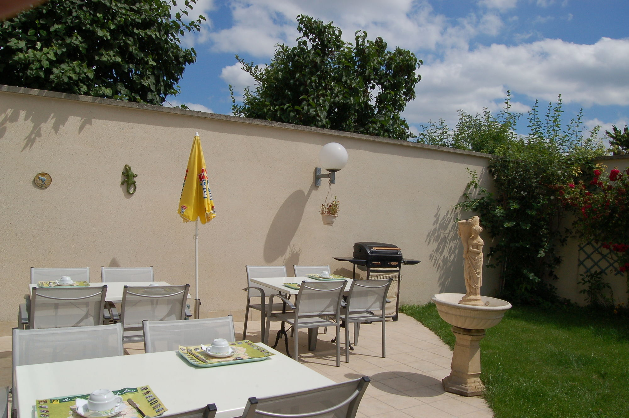 Фото Logis Hôtel Au Tambour