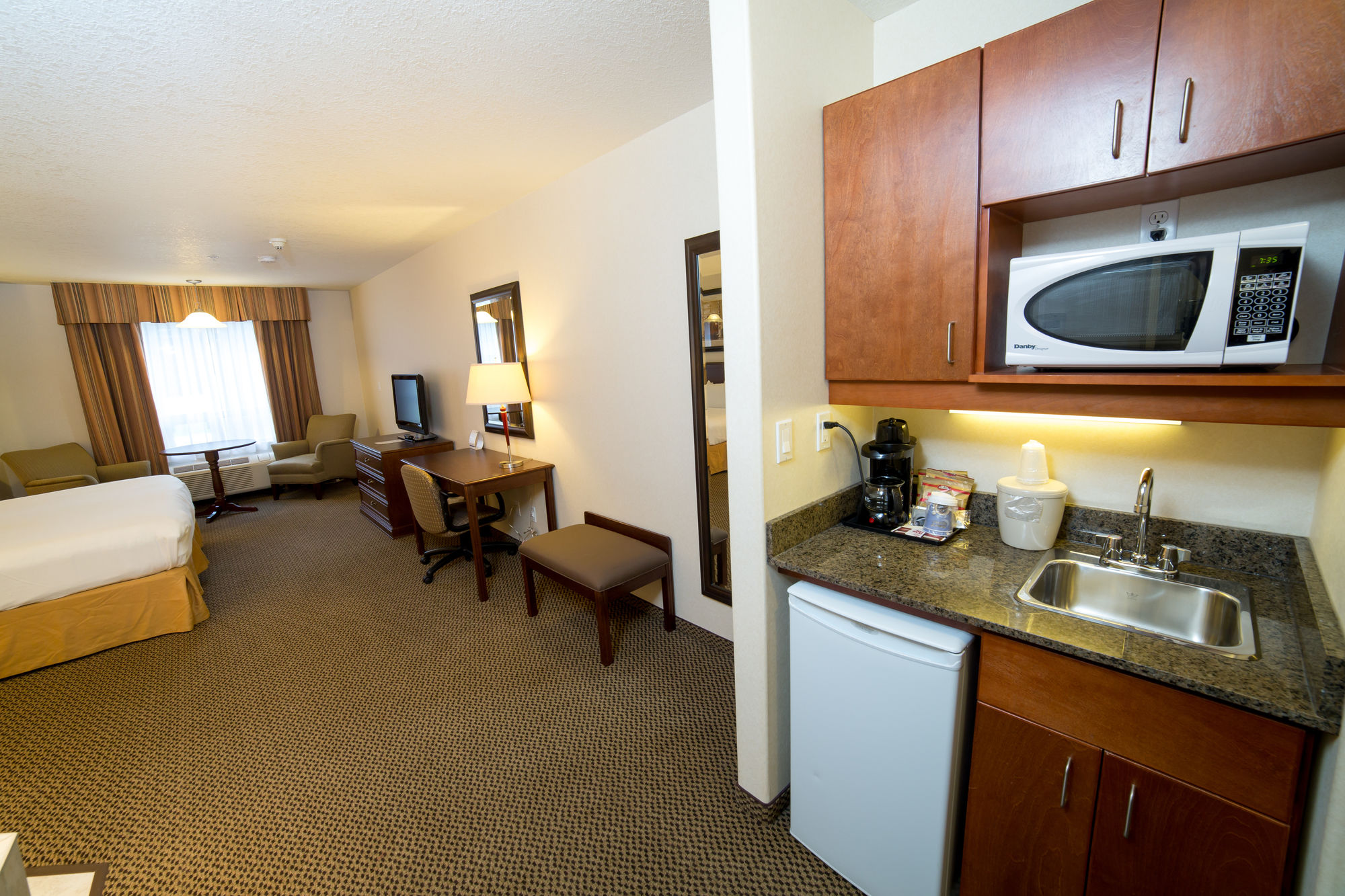 Фото Holiday Inn Express & Suites Drayton Valley