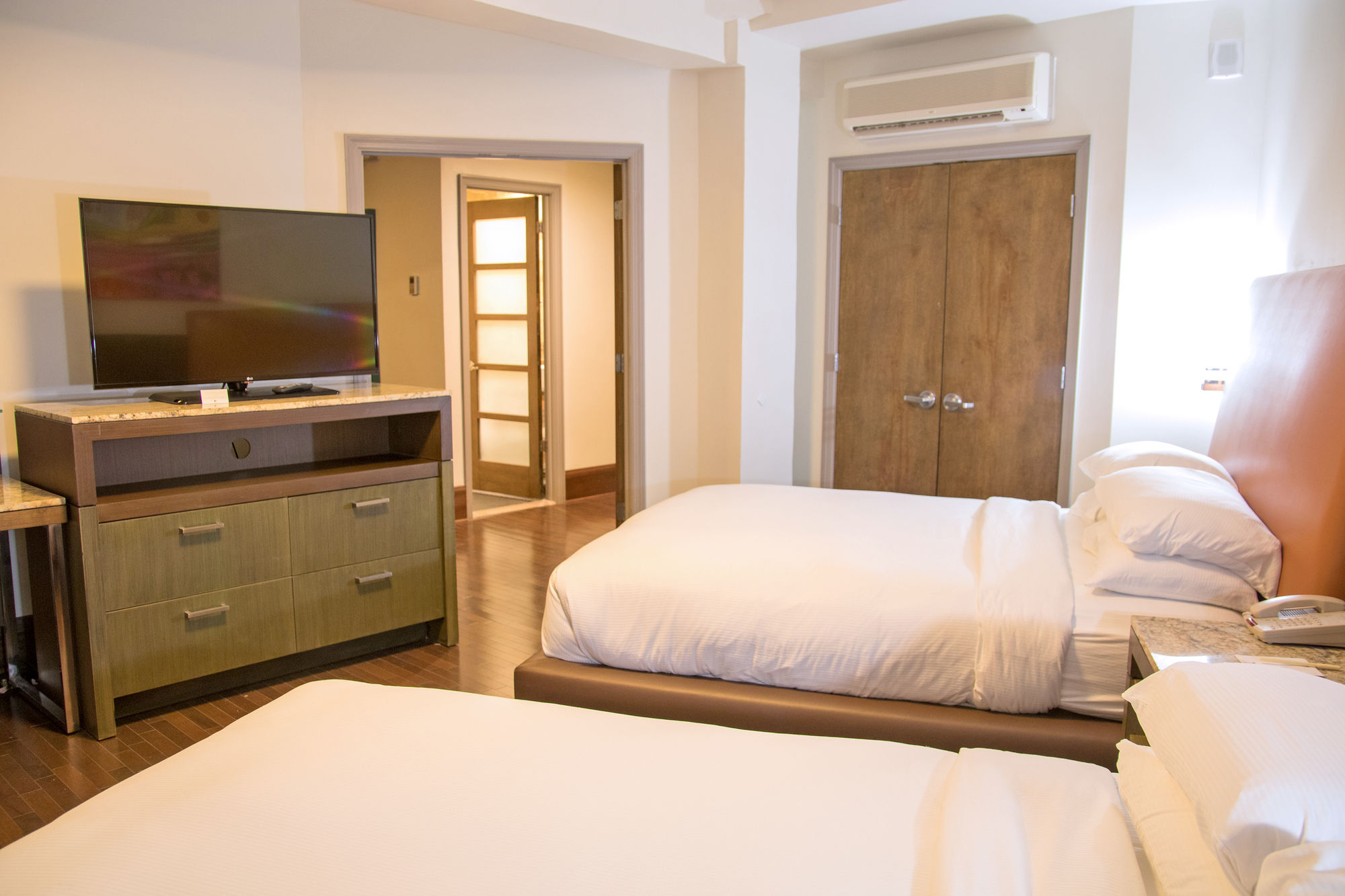 Фото The Tudor Arms Hotel Cleveland - a DoubleTree by Hilton