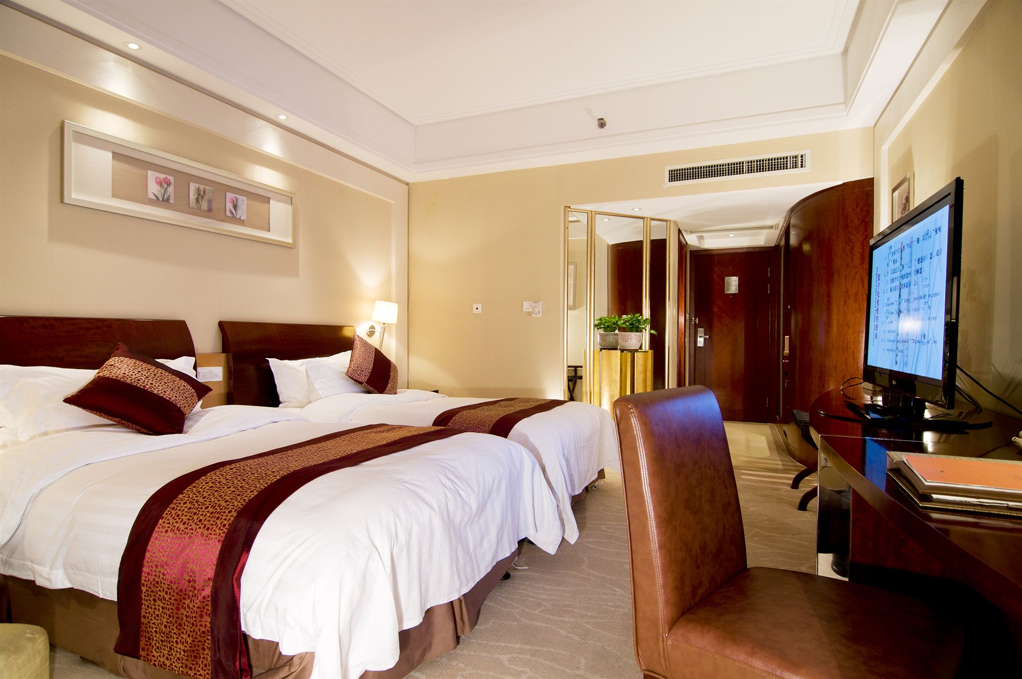 Фото Plaza Hotel Yuyao