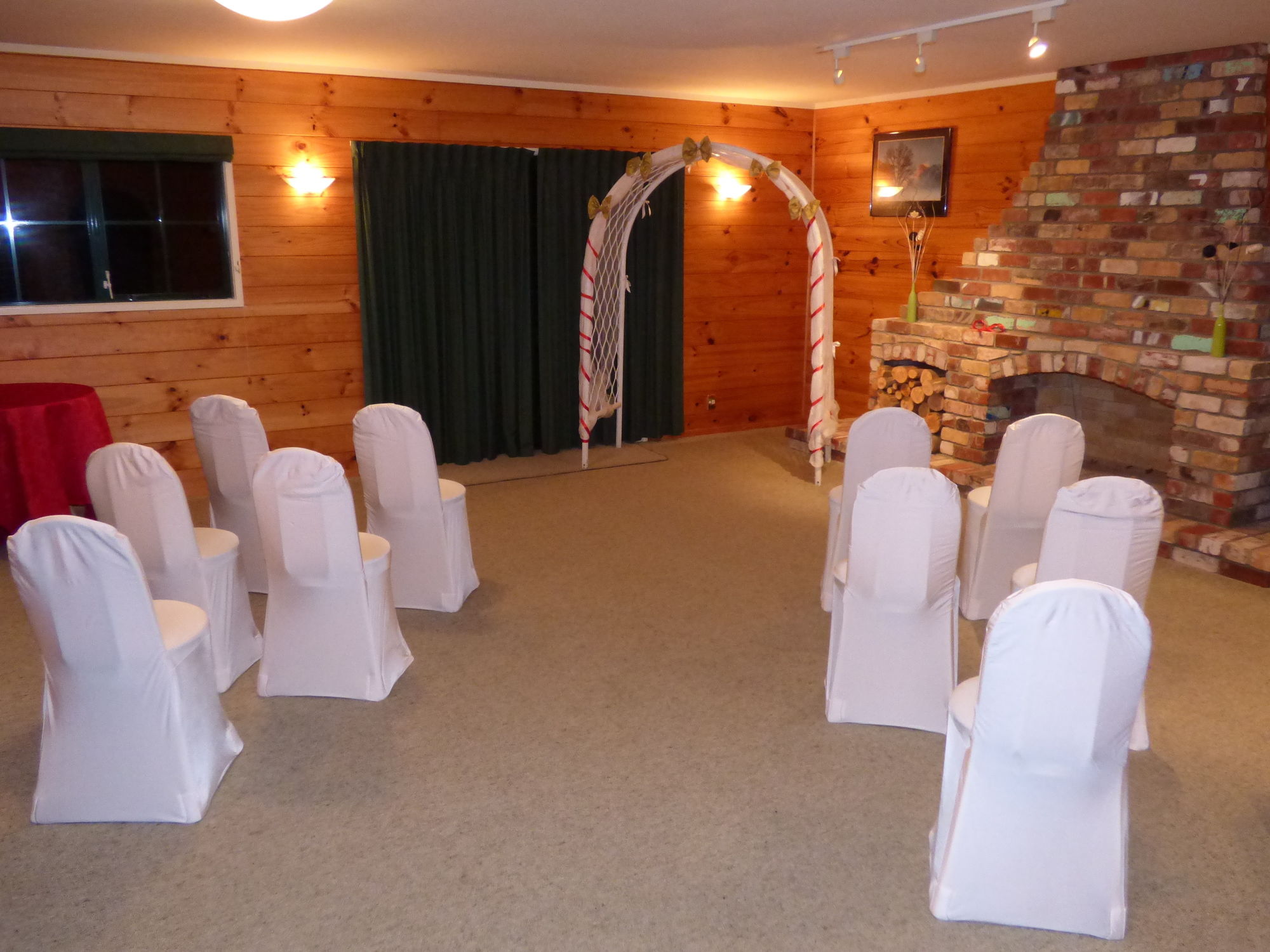 Фото Cedarwood Lakeside Motel & Conference Venue