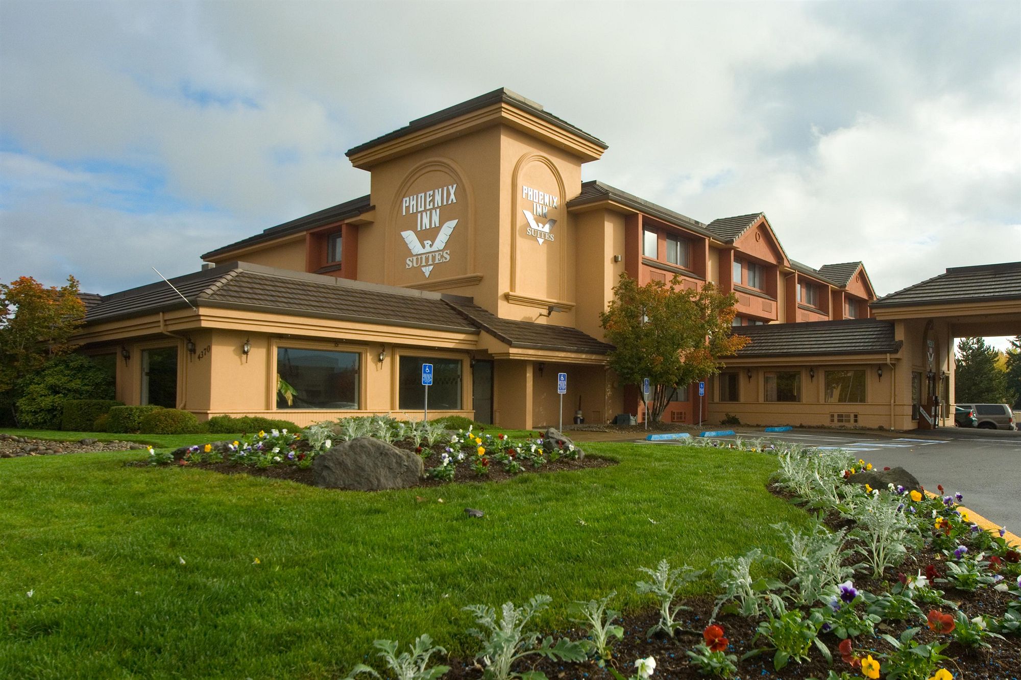 Фото Phoenix Inn Suites South Salem