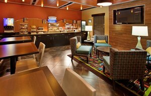 Гостиница Holiday Inn Express & Suites North Kansas City, an Ihg Hotel