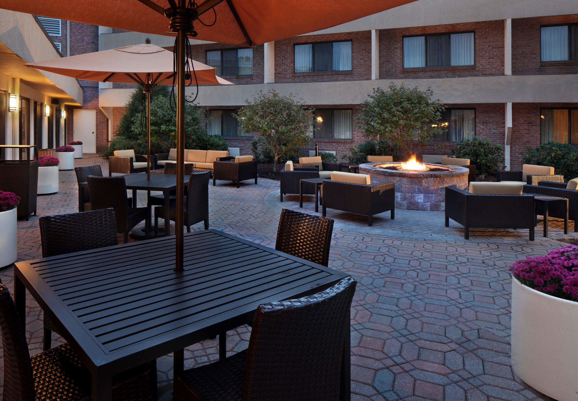Фото Courtyard by Marriott Hartford Cromwell