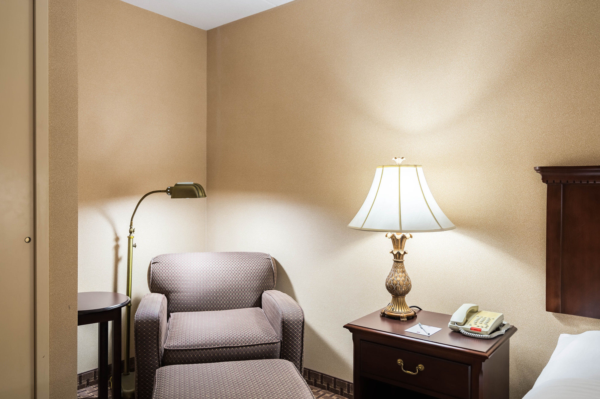 Фото Red Roof Inn & Suites Wilmington - New Castle