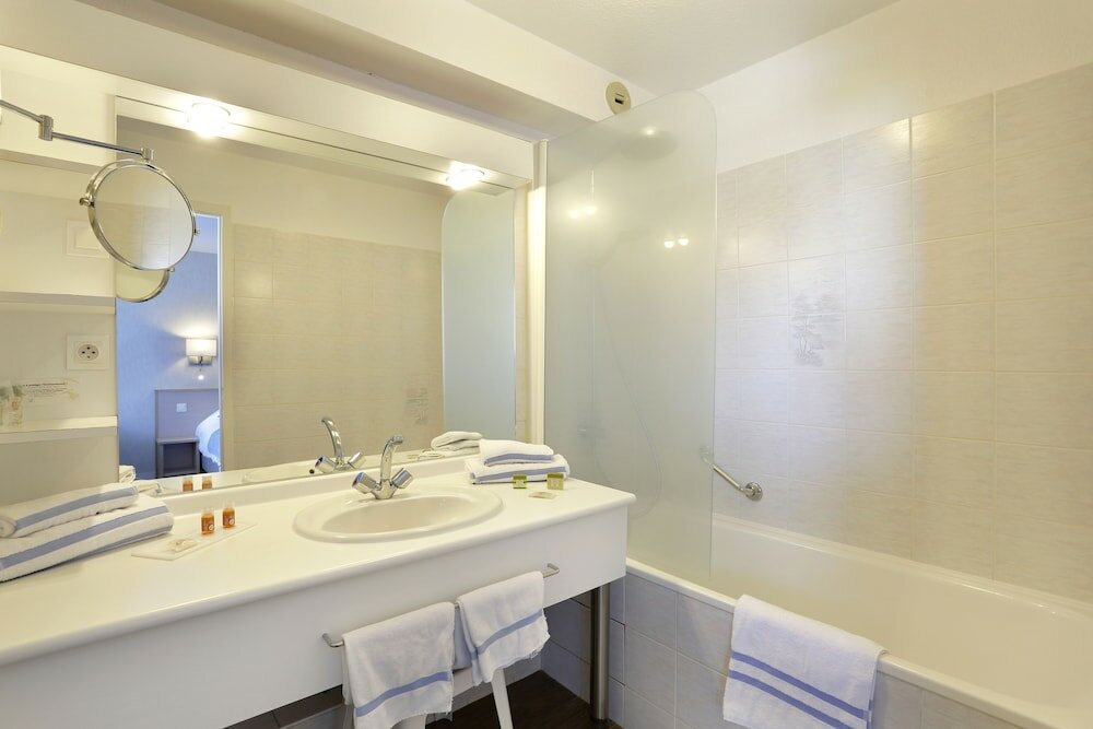 Фото Logis Hôtel l'Arc en Ciel