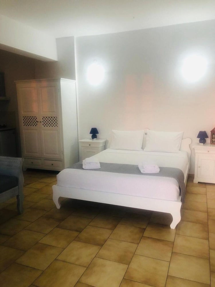 Фото Vrachia Studios & Apartments