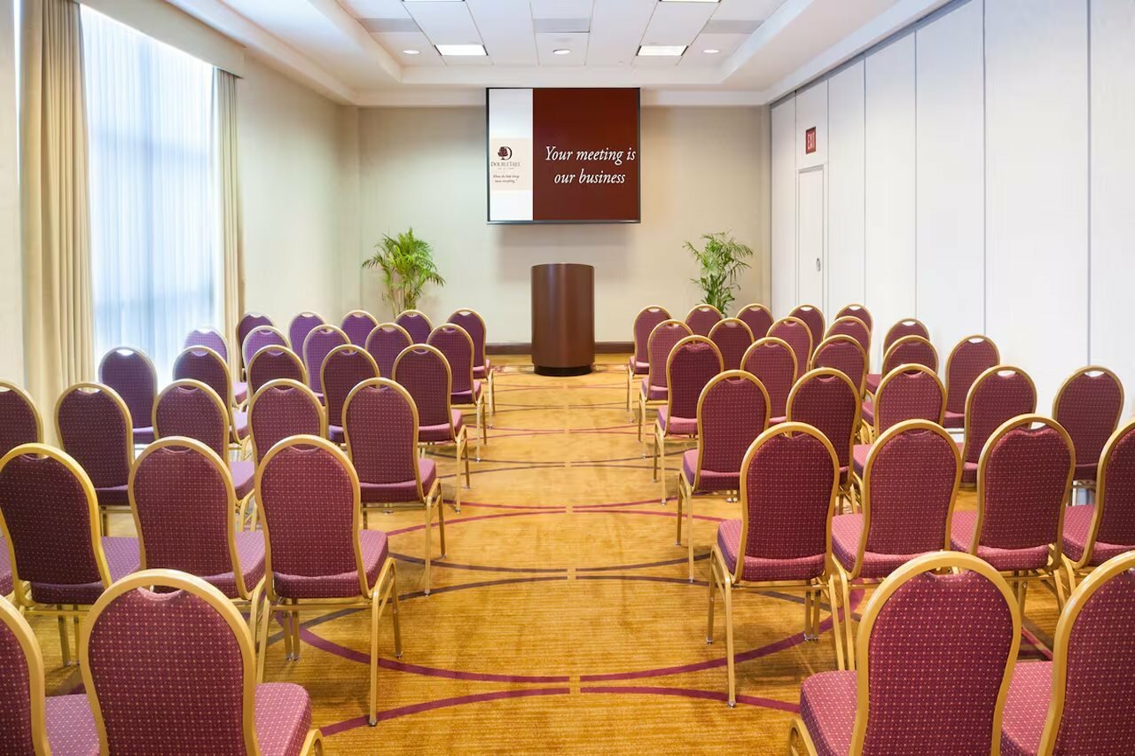 Фото DoubleTree by Hilton Milwaukee - Brookfield