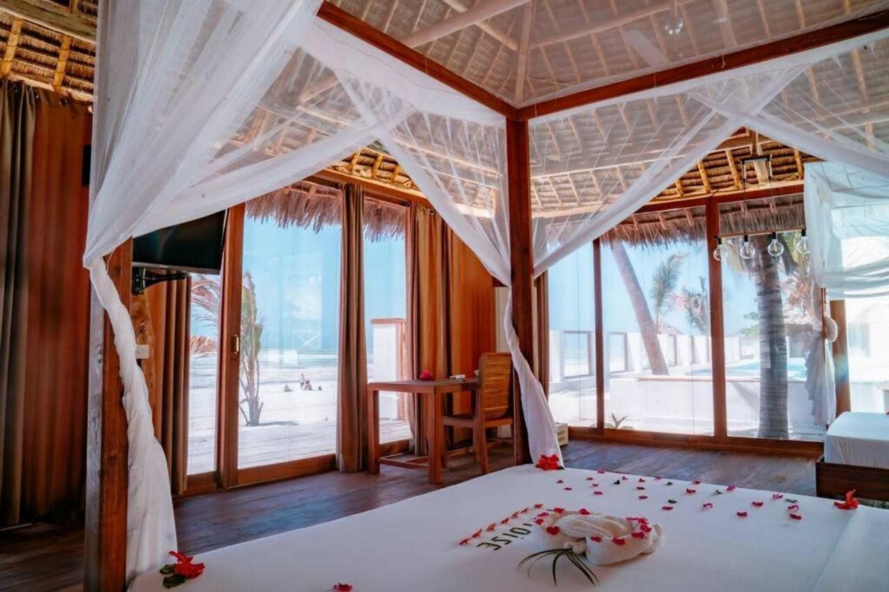 Фото Tiki Beach Club and Resort