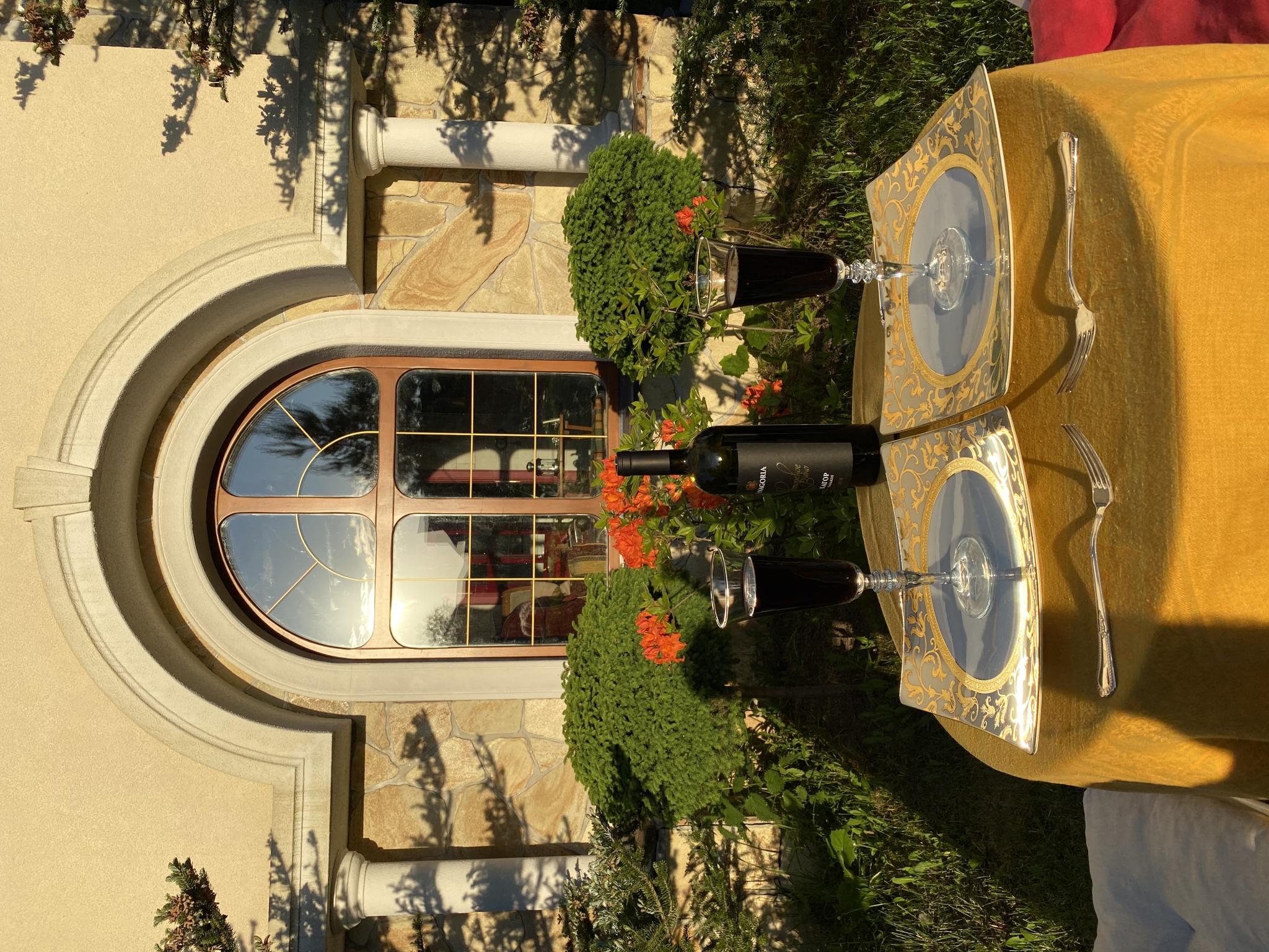 Фото Aston Martin Tower Art