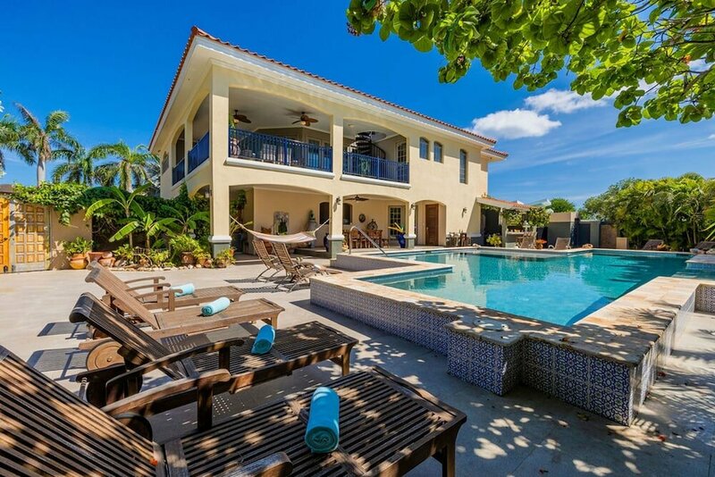 Гостиница Ocean View 5br Villa Steps to Beach Privatepool в Ноорде