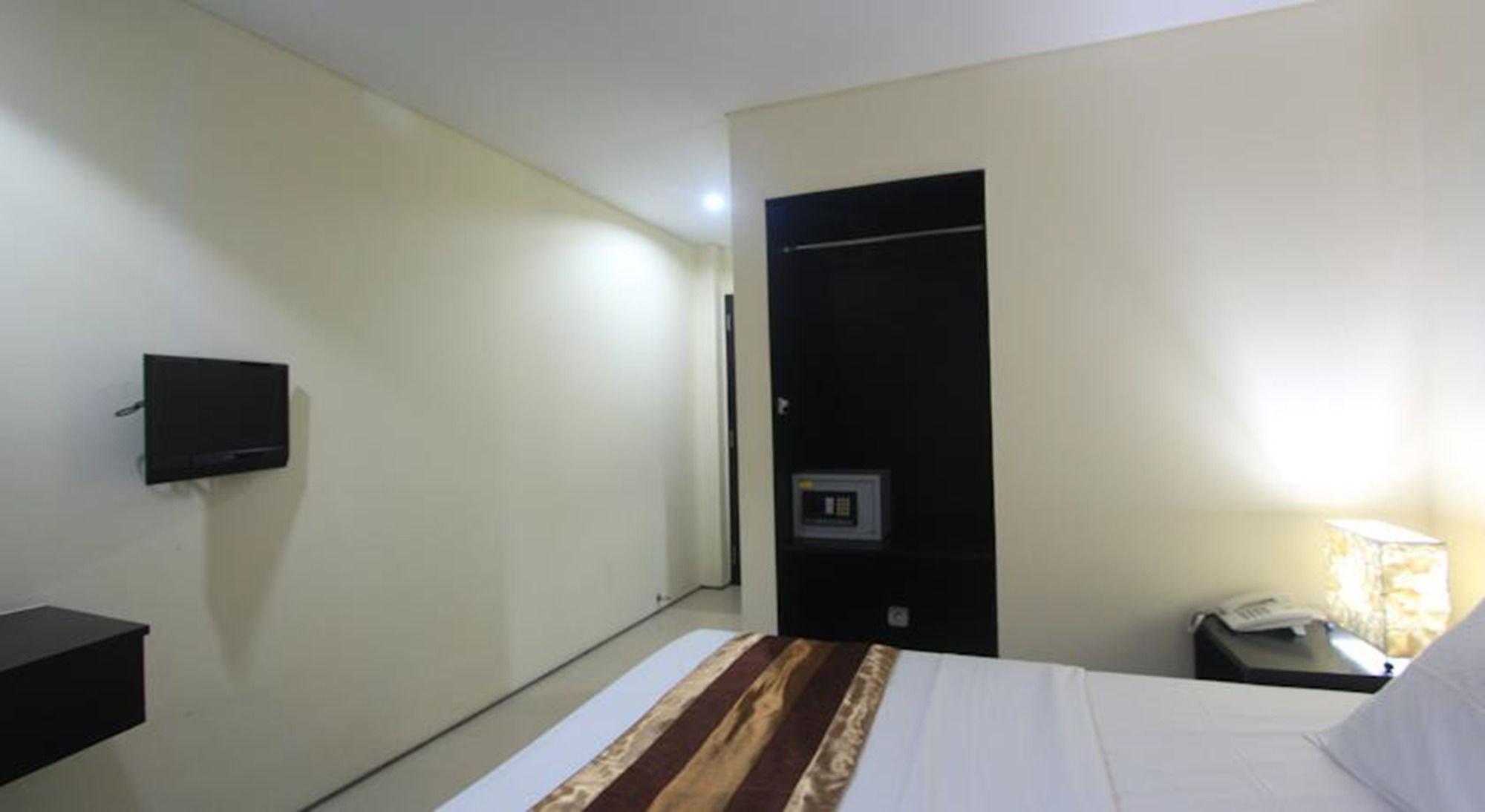 Фото Kuta Airport Insta Hotel