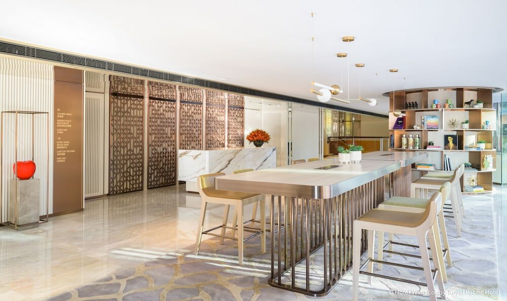 Фото The Royal Pacific Hotel and Towers