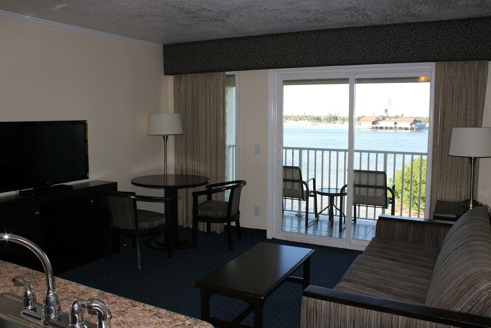 Фото Sailport Waterfront Suites