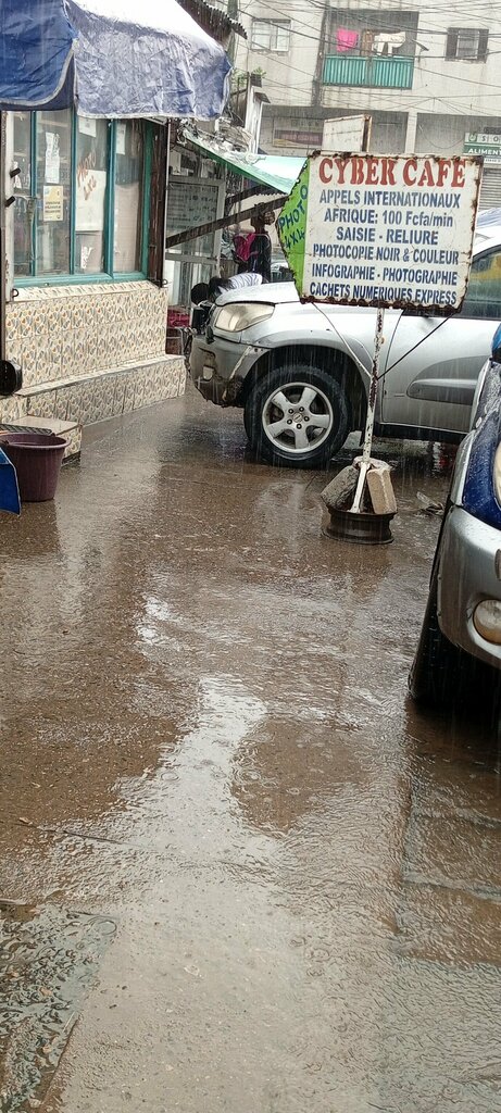 Graphic design studio Cyber Cafe, Douala, photo